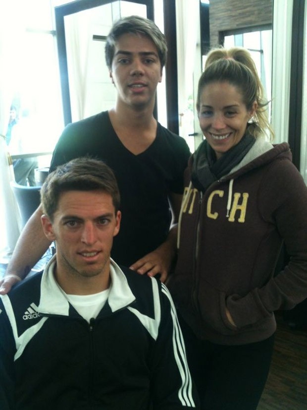 Danielle Winits com o namorado, Amauri, no cabeleireiro (Foto: Divulgação)