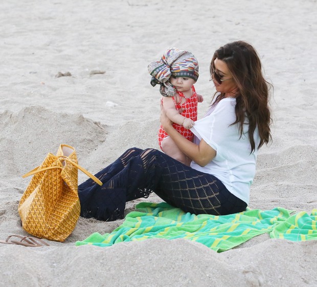 Kourtney Kardashian leva a filha à praia em Miami (Foto: X17/Agência)