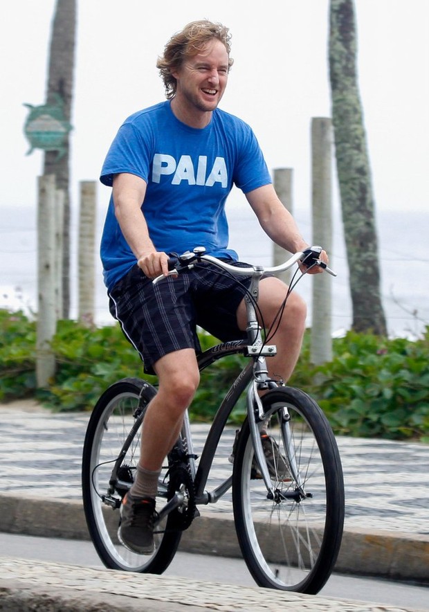 Owen Wilson anda de bicicleta na orla doRJ (Foto: Andre Freitas e Gabriel Reis  / AgNews)