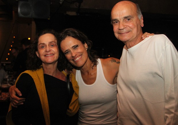 Zélia Duncan com o casal Dráuzio Varella e Regina Braga em show em São Paulo (Foto: Thiago Duran/ Ag. News)