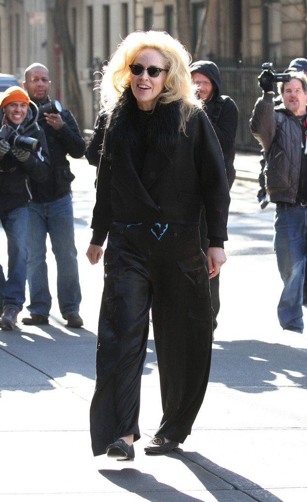 Sharon Stone chega à set de gravação totalmente desarrumada (Foto: Grosby Group)
