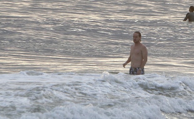 Owen Wilson em praia do Rio (Foto: André Freitas e Delson Silva / AgNews)