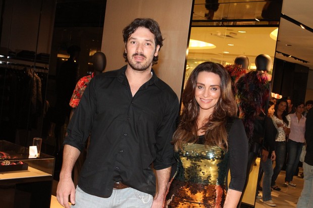 Suzana Pires e o namorado em lançamento de coleção de loja, no Rio (Foto: Marcello Sá Barreto / Foto Rio News)