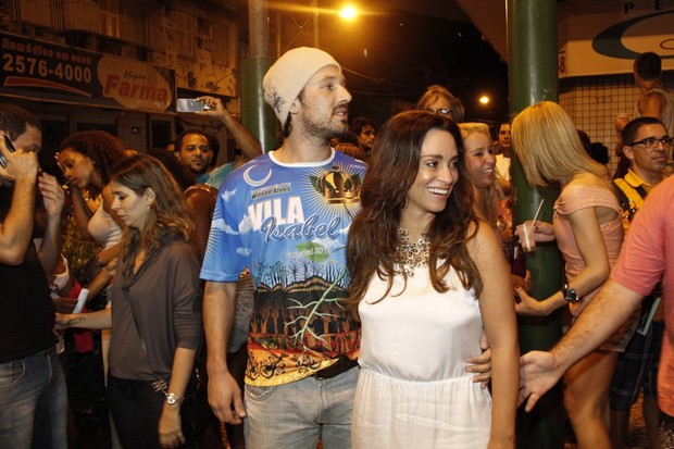 Suzana Pires e o namorado, Diogo Sacco, em ensaio de rua da Vila Isabel, no Rio (Foto: Isac Luz/ EGO)