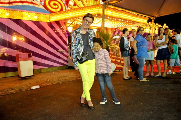 Astrid Fontenelle e o filho, Gabriel, em circo em São Paulo (Foto: Fábio Guinalz/ Foto Rio News)