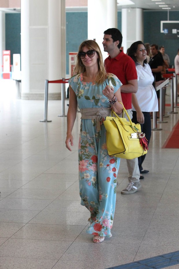 Carolina Dieckmann no aeroporto (Foto: Alice Silva  / AgNews)