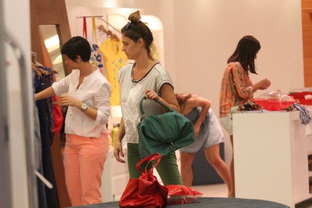 Fernanda Lima faz compras em shopping do Rio (Foto: Rodrigo dos Anjos / AgNews)