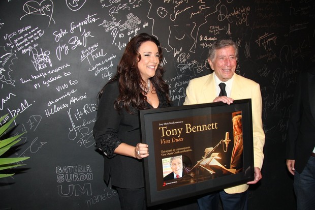 Ana Carolina entrega Disco de Ouro a Tony Bennett no Rio (Foto: Adna Barbosa/ Foto Rio News)