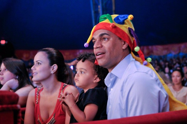 Denílson e Luciele di Camargo com a filha, Maria Eduarda, em circo em São Paulo (Foto: Fábio Guinalz/ Foto Rio News)