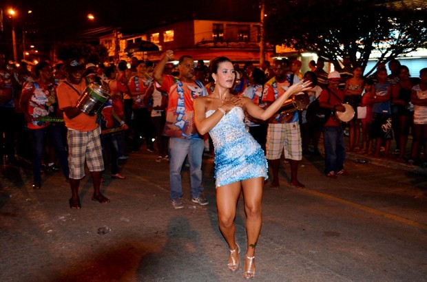 Lucilene Caetano em ensaio de rua da Inocentes de Belford Roxo, no Rio (Foto: Felipe Camargo/ Divulgação)