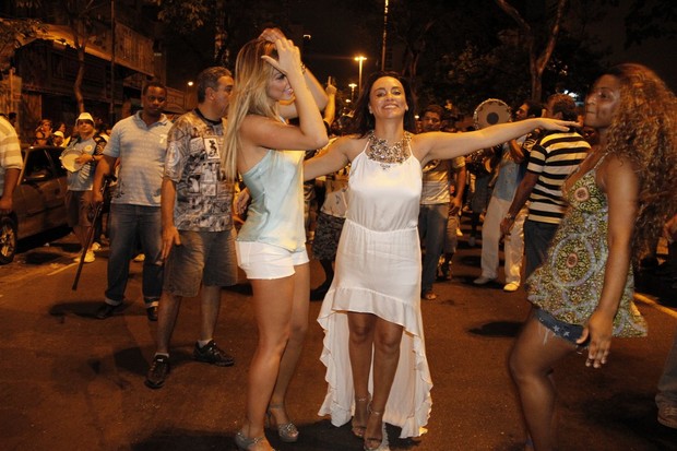 Karen Kounrouzan e Suzana Pires em ensaio de rua da Vila Isabel, no Rio (Foto: Isac Luz/ EGO)