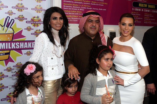 Kim Kardashian posa com família em inauguração no Kuwait (Foto: AFP)