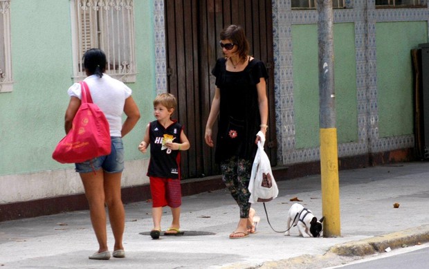 Maria Paula com o filho no Leblon (Foto: J.Humberto / AgNews)