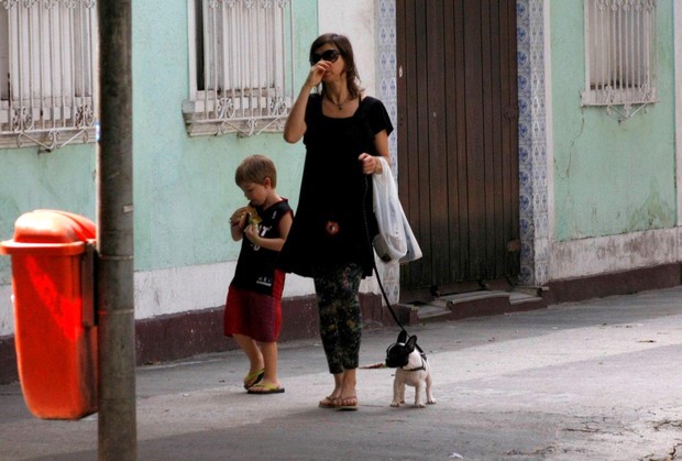 Maria Paula com o filho no Leblon (Foto: J.Humberto / AgNews)