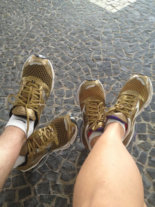 Adriane Galisteu e marido usam tênis iguais para corrida (Foto: Twitter/Reprodução)