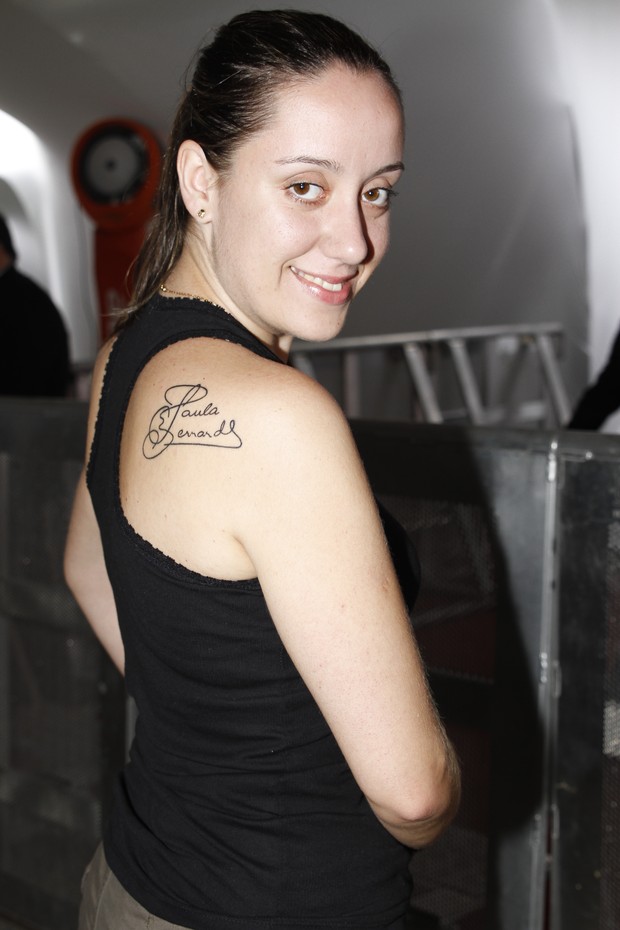 Fã exibe tatuagem que fez em homenagem a Paula Fernandes (Foto: Leo Franco e Thiago Duran/Ag News)