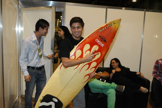 Daniel Rocha tira onda com prancha de surf (Foto: Francisco Cepeda/Ag News)