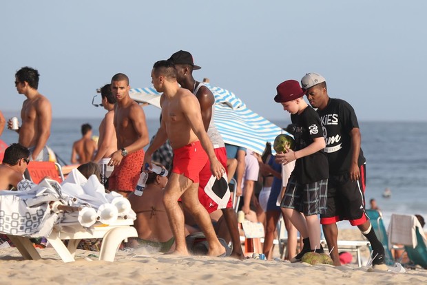 Brahim Zaibat e Rocco curtem praia no Rio (Foto: Gabriel Reis/Ag News)