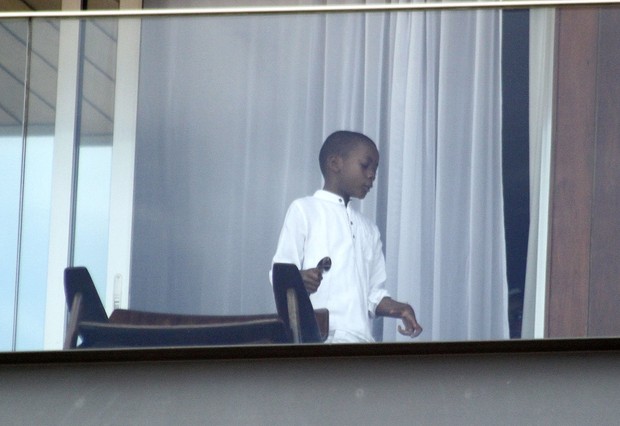 Filho de Madonna na sacada do hotel Fasano (Foto: Francisco Silva/AgNews)