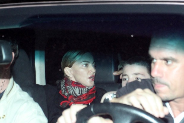Madonna deixa hotel no Rio (Foto: Marcello Sá Barreto/Photo Rio News)