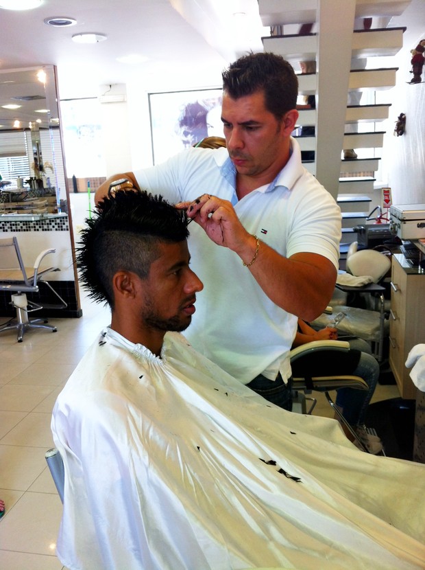 Léo Moura pediu ao cabeleireiro para aparar o corte moicano (Foto: Divulgação)
