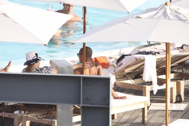 Madonna e namorado, na piscina do hotel Fasano (Foto: Delson Silva/AgNews)