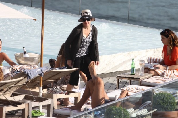 Madonna na piscina do hotel Fasano (Foto: Delson Silva/AgNews)