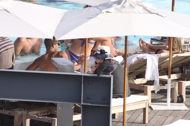 Madonna abraçando o filho, na piscina do hotel Fasano (Foto: Delson Silva/AgNews)