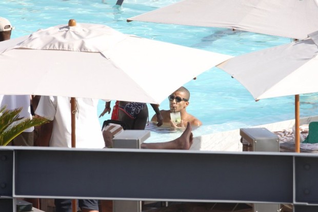 Namorado de Madonna, na piscina do hotel Fasano (Foto: Delson Silva/AgNews)