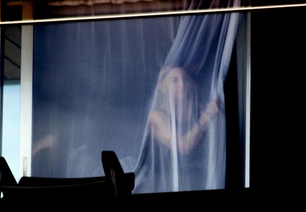 Madonna, na sacada do hotel Fasano (Foto: Francisco Silva/AgNews)