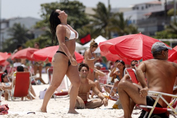 Cristina Mortágua curte praia no Rio de Janeiro (Foto: Marcos Ferreira / PhotoRioNews)