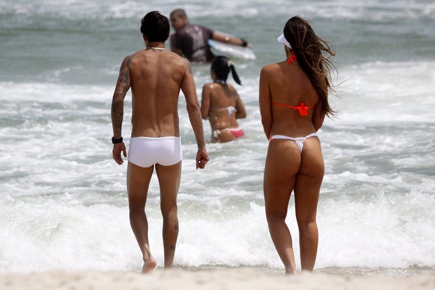 Nicole Bahls e Victor Ramos curtem na praia no Rio de Janeiro (Foto: Marcos Ferreira / PhotoRioNews)