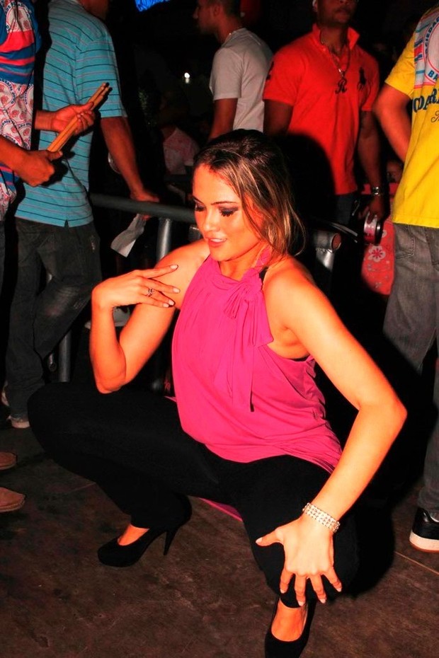 Ellen Roche em ensaio de escola de samba (Foto: Leo Franco/ Ag. News)