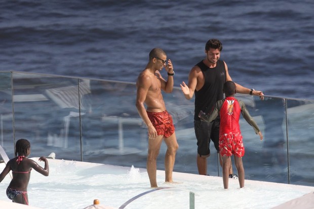 Namorado e filhos de Madona na piscina do hotel Fasano, em Ipanema  (Foto: Delson Silva / AgNews)