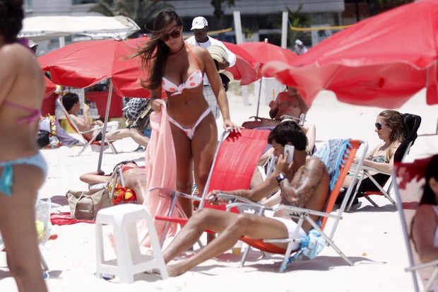 Nicole Bahls e Victor Ramos curtem praia no Rio de Janeiro (Foto: Marcos Ferreira / PhotoRioNews)