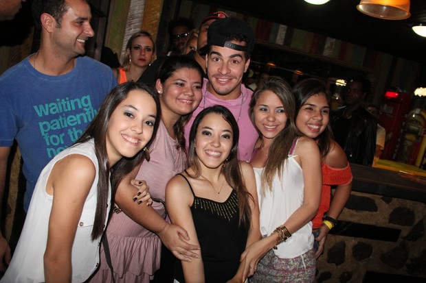 Thiago Martins recebe o carinho das fãs em show (Foto: Christian Emanoel/Divulgação)