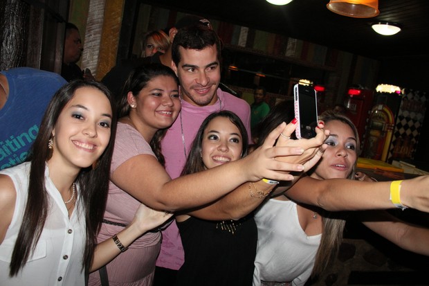Thiago Martins tira foto com as fãs (Foto: Christian Emanoel/Divulgação)