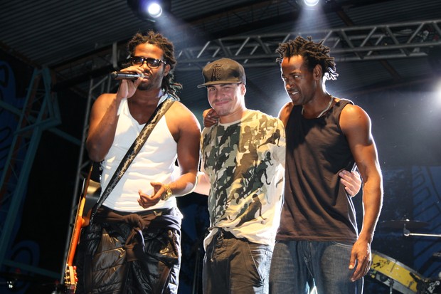 Thiago Martins no palco com o Trio Ternura (Foto: Christian Emanoel/Divulgação)