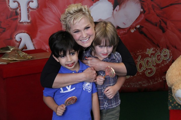 Xuxa faz a alegria de Noah, filho de Cássio Reis e Danielle Winits, e o amiguinho do menino  (Foto: Roberto Filho/ Ag. News)