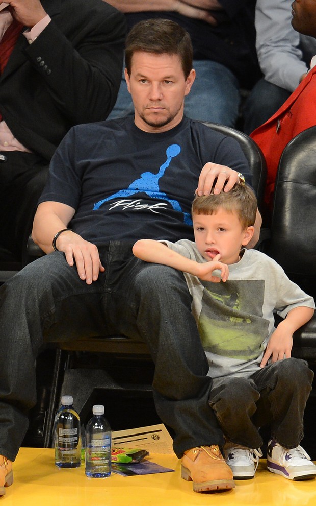 Mark Wahlberg e o filho, Michael (Foto: AFP PHOTO / Robyn Beck)
