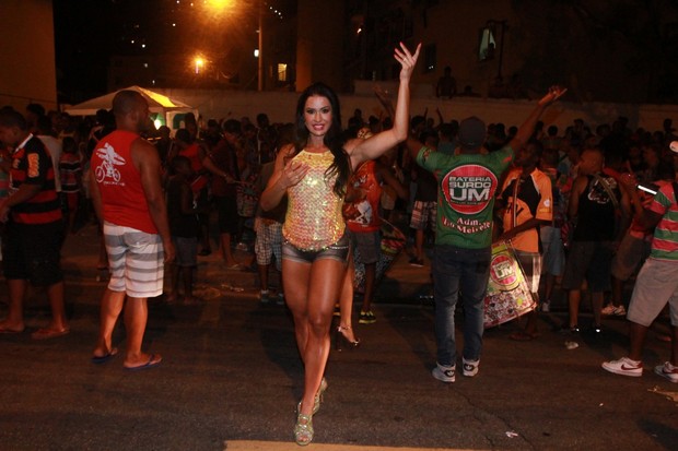 Gracyanne Barbosa samba em ensaio de rua da Mangueira, RJ (Foto: Clayton Militão / Foto Rio News)
