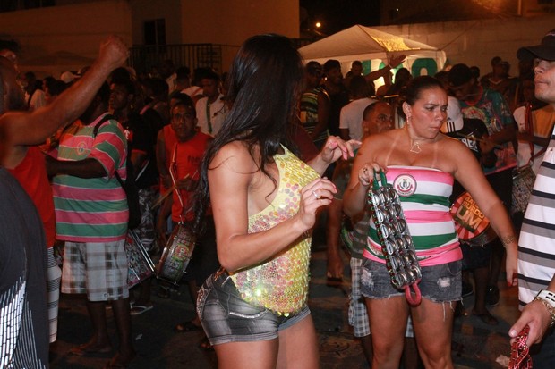 Gracyanne Barbosa samba em ensaio de rua da Mangueira, RJ (Foto: Clayton Militão / Foto Rio News)