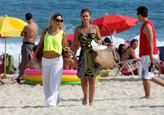 Paula Burlamaqui e Amora Mautner na praia do Leblon, RJ (Foto: J.Humberto / AgNews)