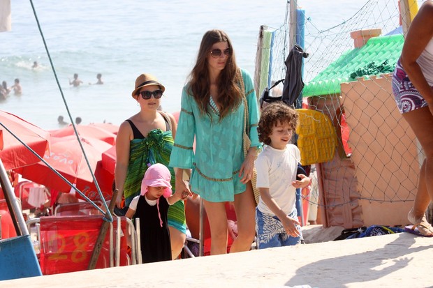 Michele Alves e filhos na praia de Ipanema, RJ (Foto: Wallace Barbosa/AgNews)