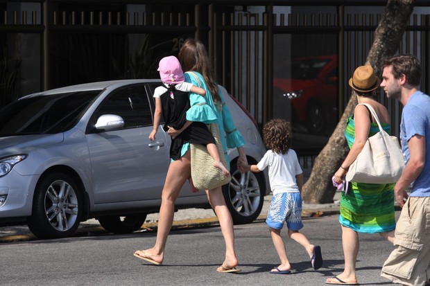 Michele Alves e filhos na praia de Ipanema, RJ (Foto: Wallace Barbosa/AgNews)