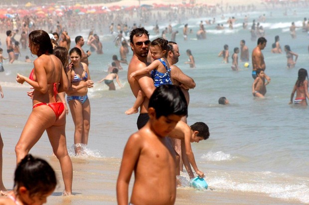 Marcelo Faria curte praia no Leblon com a família (Foto: J.Humberto / AgNews)