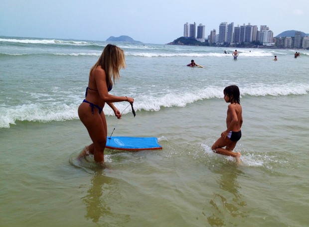 Ex-BBB Fabiana e filho na praia (Foto: Luana Safire/Divulgação)