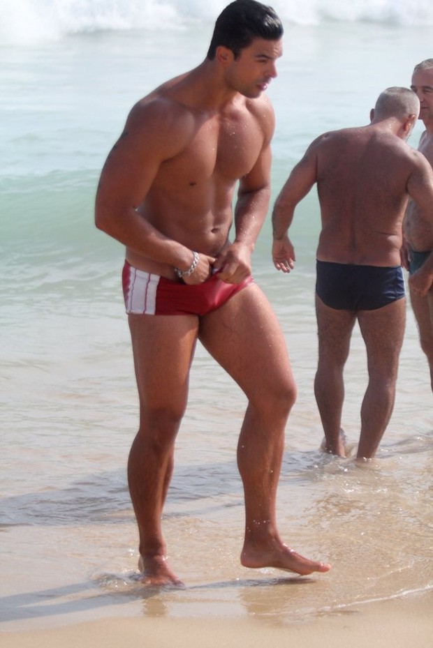 Gustavo Salyer na praia (Foto: Rodrigo dos Anjos / Agnews)