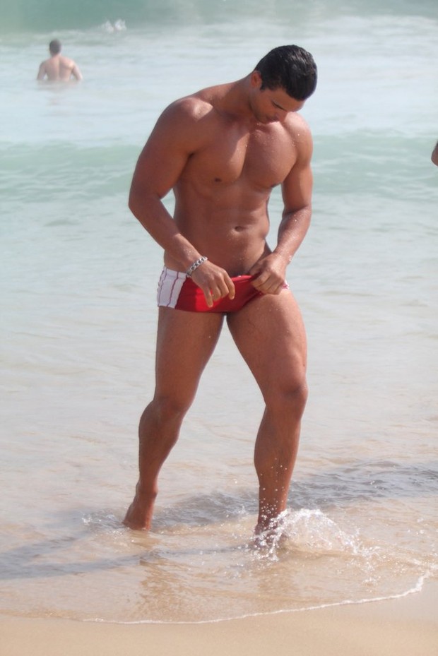 Gustavo Salyer na praia (Foto:  Rodrigo dos Anjos / AgNews)