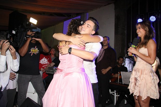 Di Ferrero abraça uma das aniversariantes (Foto: Alex Palarea/Ag.News)